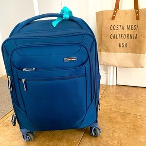 Sphere Lite 2 21" Carry-On Spinner Suitcase